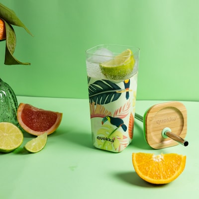 用柠檬片和绿色液体制成的透明玻璃杯